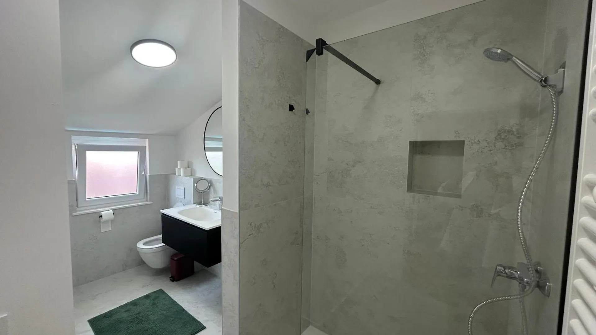 פורץ Room With Balcony